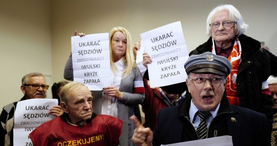 Zapadł wyrok w sprawie Romana S., byłego członka plutonu specjalnego ZOMO, oskarżonego o strzelanie do górników w kopalni "Wujek" w grudniu 1981 roku. Były zomowiec został skazany na 3,5 roku więzienia. Od milicyjnych kul w grudniu 1981 roku zginęło dziewięciu protestujących górników, a 21 zostało rannych. 