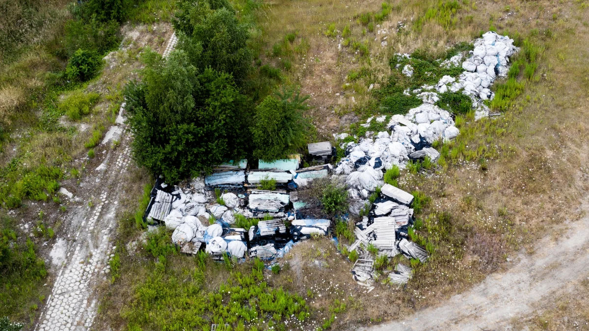 Od 5 tys. zł do miliona złotych, a nawet areszt - takie kary grożą za brak wpisu do Rejestru BDO - czyli Bazy Danych o Odpadach. Ruszyła lawina wniosków, bo przedsiębiorcy muszą to zrobić do końca roku. Polskie Stronnictwo Ludowe chce jednak przesunąć o rok wejście w życie przepisów o obowiązku dopisywania się przedsiębiorców rejestru. "Prawie w ogóle nie powiadomiono przedsiębiorców" - mówi RMF FM przedstawiciel wnioskodawców Marek Sawicki z PSL.