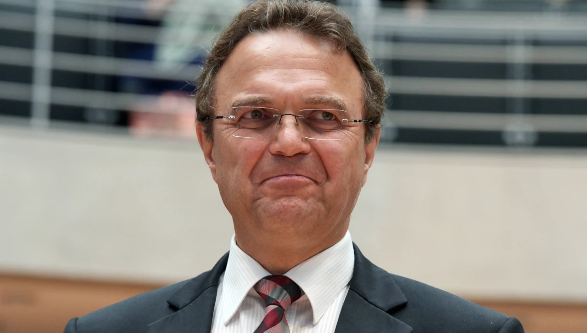 Wiceszef Bundestagu Hans-Peter Friedrich oznajmił w 38. rocznicę wprowadzenia stanu wojennego, że Niemcy nigdy nie zapomną polskiej walki o wolność. Chadecki polityk złożył z ambasadorem RP kwiaty przed tablicą Solidarności przy budynku Reichstagu w Berlinie.