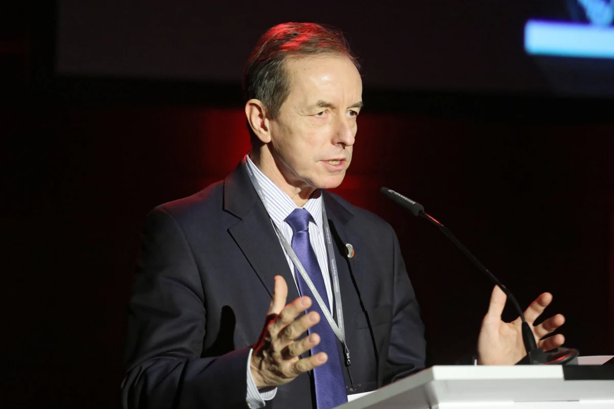 To symboliczne, że ustawa dyscyplinująca sędziów pojawia się "w okolicach 13 grudnia, co nam, Polakom, kojarzy się jednoznacznie negatywnie i tragicznie: z wprowadzeniem stanu wojennego" - tak marszałek Senatu Tomasz Grodzki skomentował złożony przez Prawo i Sprawiedliwość projekt zmian w ustawach sądowych. Polityk Koalicji Obywatelskiej zapowiedział, że Senat, nad którym kontrolę ma opozycja, "zrobi wszystko, aby zachować (…) równowagę i niezależność władzy sądowniczej, ustawodawczej i wykonawczej".