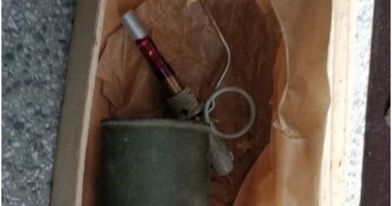Tarnowska policja poinformowała o niezwykłym znalezisku jednej z mieszkanek Tarnowa. Podczas przedświątecznych porządków kobieta znalazła granat zaczepny. Był on schowany z specjalnej skrytce starego kredensu.
