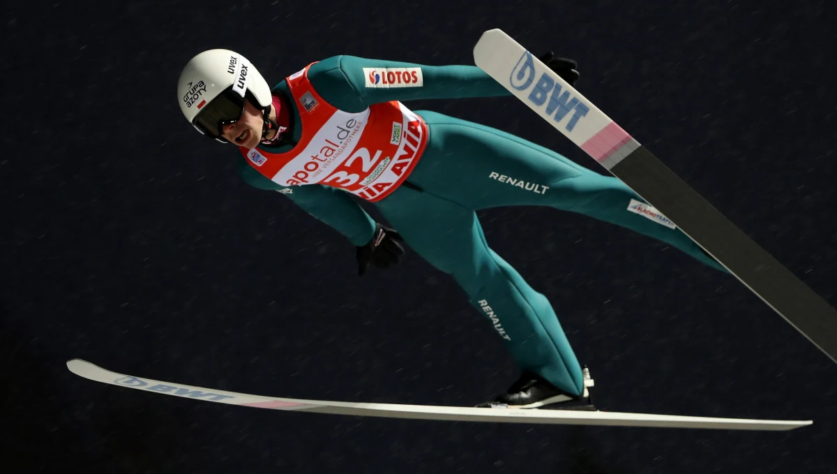 Austriak Stefan Kraft osiągnął 129,5 m i wygrał kwalifikacje do niedzielnego konkursu Pucharu Świata w skokach narciarskich w niemieckim Klingenthal. Trzeci był Piotr Żyła - 135,5 m. W konkursie wystąpi sześciu Polaków, odpadł Stefan Hula.
