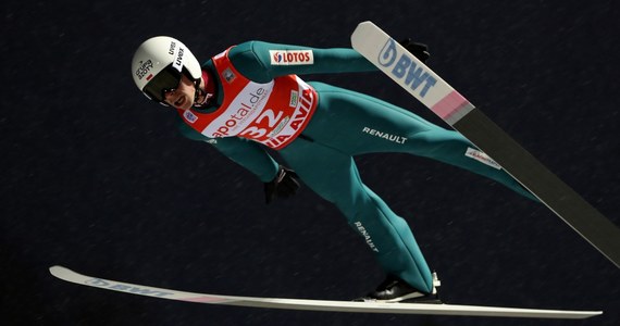 Austriak Stefan Kraft osiągnął 129,5 m i wygrał kwalifikacje do niedzielnego konkursu Pucharu Świata w skokach narciarskich w niemieckim Klingenthal. Trzeci był Piotr Żyła - 135,5 m. W konkursie wystąpi sześciu Polaków, odpadł Stefan Hula.
