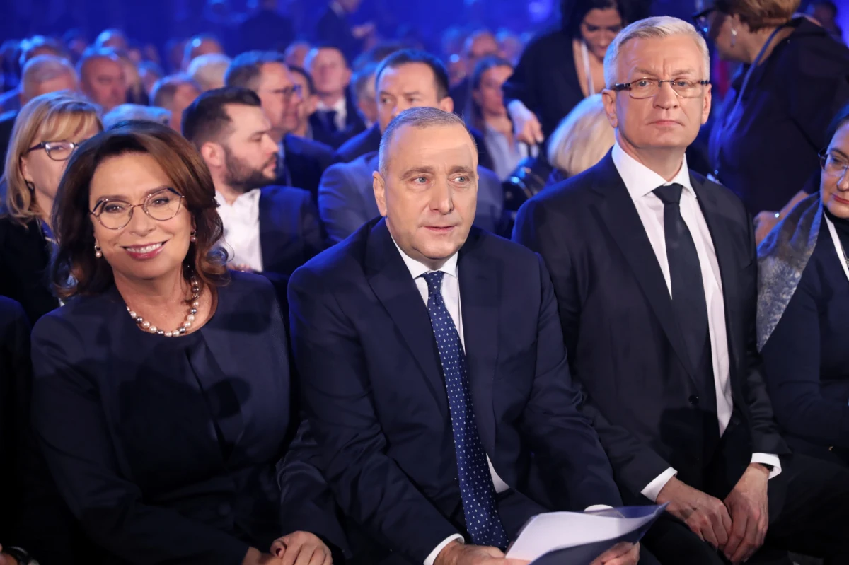 O nominację ponad 700 delegatów, którzy przyjechali na konwencję Krajową Platformy Obywatelskiej, walczą: wicemarszałek Sejmu Małgorzata Kidawa-Błońska i prezydent Poznania Jacek Jaśkowiak. "Nadchodzą ważne wybory prezydenckie, które jak głęboko wierzymy, będą początkiem zmiany politycznej w Polsce" - mówił lider PO Grzegorz Schetyna.