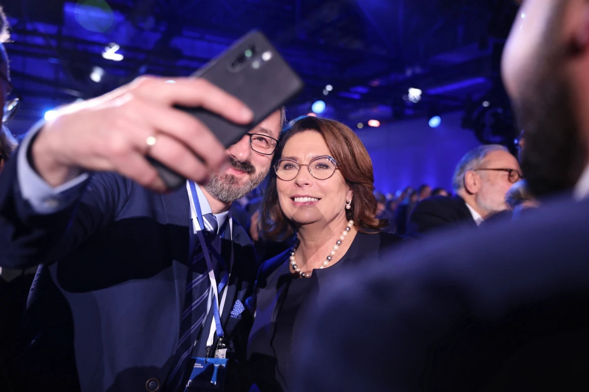 Wicemarszałek Sejmu Małgorzata Kidawa-Błońska została wybrana podczas konwencji krajowej Platformy Obywatelskiej na kandydata tego ugrupowania w wyborach prezydenckich. W tajnym głosowaniu pokonała ona prezydenta Poznania Jacka Jaśkowiaka. "Wygrałam z Jarosławem Kaczyńskim w Warszawie, wygram z Andrzejem Dudą. Będę prezydentem wszystkich Polaków" – mówiła Kidawa-Błońska po ogłoszeniu wyników głosowania.