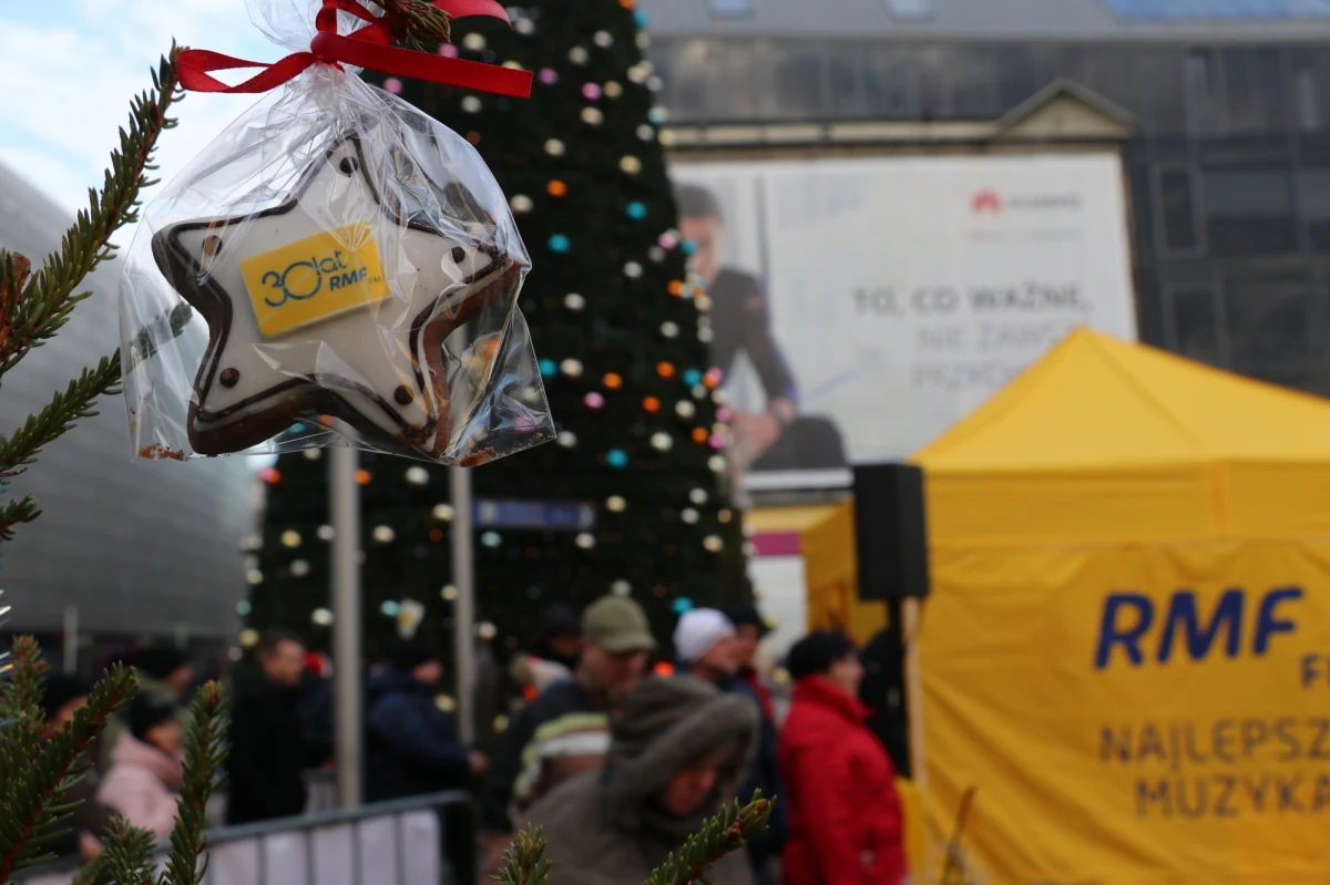 Łódź była kolejnym przystankiem podczas trasy naszego choinkowego konwoju. Przed Manufakturą rozdawaliśmy naszym Słuchaczom pachnące drzewa. Była to też okazja do wspólnego kolędowania. Największe uznanie znalazło wykonanie kolędy „Bóg się rodzi” autorstwa Marzeny Korczak.