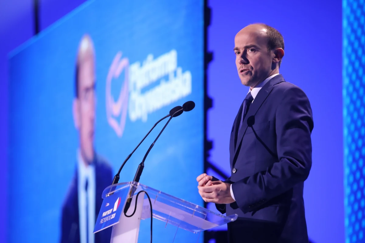 Konwencja krajowa Platformy Obywatelskiej przyjęła uchwałę, w której wzywa większość sejmową do natychmiastowego zaprzestania prac nad projektem ustawy o ustroju sądów i Sądzie Najwyższym, nazwanej "ustawą kagańcową". Treść uchwały przedstawił szef klubu PO Borys Budka.