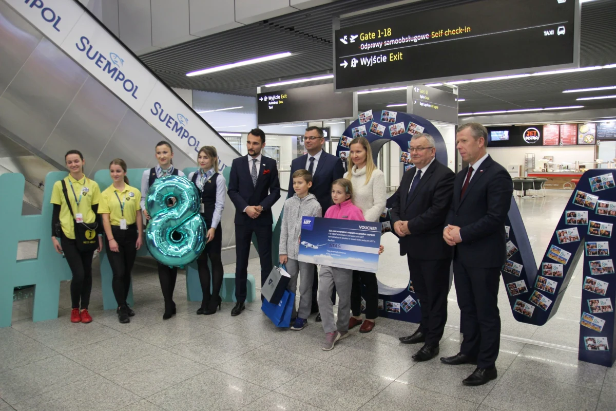 Międzynarodowy Port Lotniczy Kraków-Balice w sobotę odprawił ośmiomilionowego pasażera w ciągu roku. To 10-letni Staś, który z Miami przyleciał na święta z mamą i siostrą. Kraków-Balice to pierwsze lotnisko regionalne w Polsce, które może się poszczycić takim wynikiem.