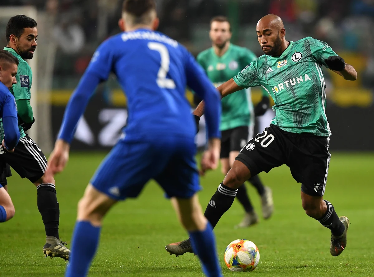 Piłkarze stołecznej Legii nie mieli kłopotów z pokonaniem Wisły Płock w 19. kolejce, dzięki czemu awansowali na pozycję lidera. "Nafciarze" zupełnie nie przypominali drużyny, która w poprzednim sezonie wygrała w Warszawie aż 4:1, a w pierwszej rundzie obecnych rozgrywek zwyciężyła wicemistrza Polski u siebie 1:0.