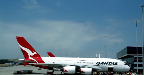Samolot australijskich linii lotniczych Qantas, lecący w niedzielę z Sydney do Perth, został  zmuszony do powrotu na lotnisko w Sydney. Kabina pasażerska wypełniła się bowiem dymem. Pasażerowie zostali ewakuowani. Nie było ofiar.