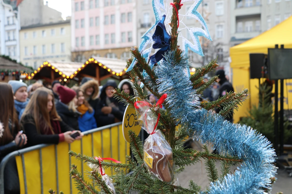 Świąteczny konwój RMF FM nie zatrzymuje się ani na chwilę! Dziś rozdaliśmy kolejny tysiąc choinek, tym razem na placu Wolności w Poznaniu. Towarzyszyła nam Sylwia Grzeszczak! W poniedziałek wypatrujcie nas w Szczecinie.