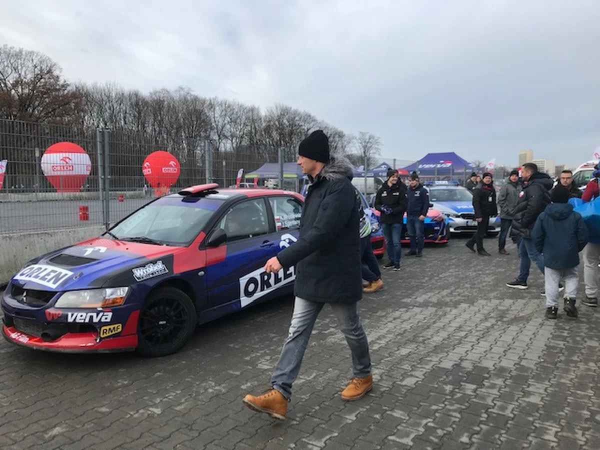 Jazda na suwak i formowanie korytarza życia to nowe obowiązki kierowców poruszających się po naszych drogach. Co oznaczają w praktyce? Eksperci ORLEN-u pokazywali i wyjaśniali na Błoniach PGE Narodowy w Warszawie.