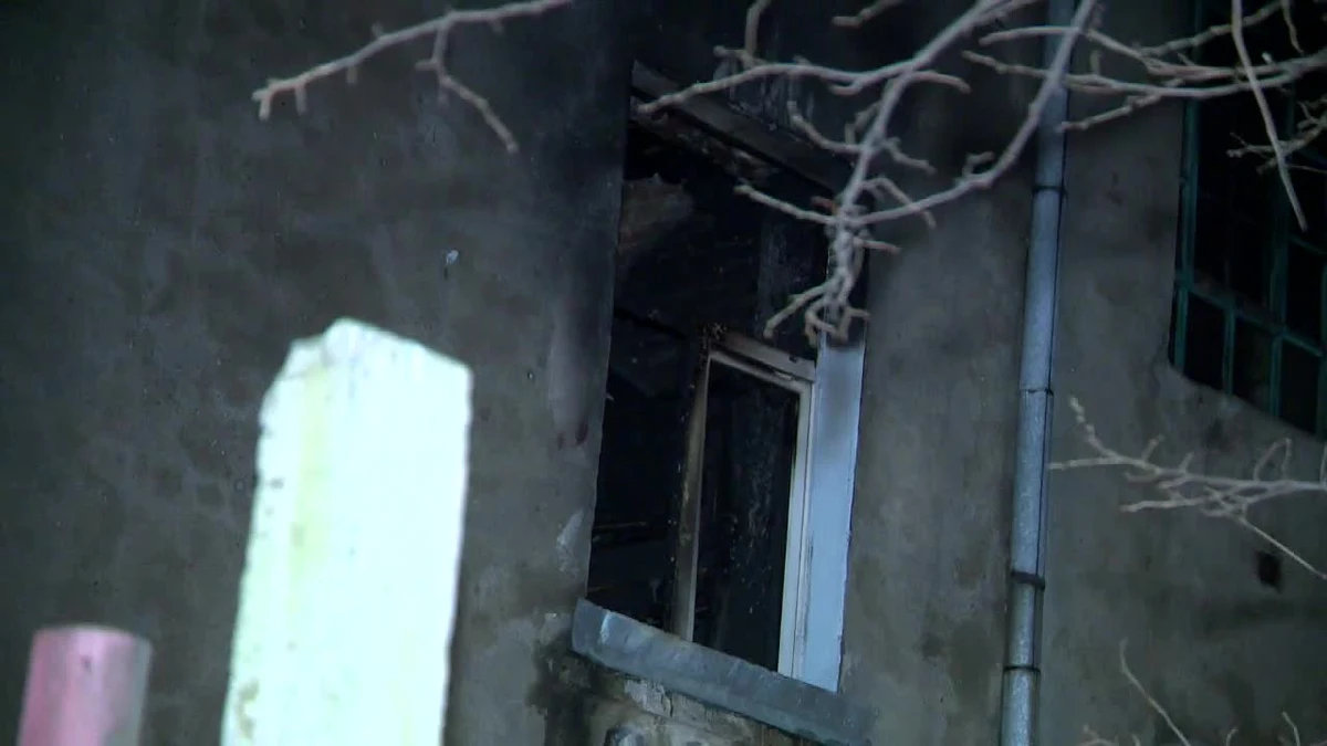 Śledczy wyjaśniają okoliczności pożaru kamienicy w Łodzi, w którym zginął 40-letni mężczyzna. Ogień wybuchł w sobotę wieczorem, z budynku ewakuowano 25 osób. Mieszkańcy czekają na powrót do domów.