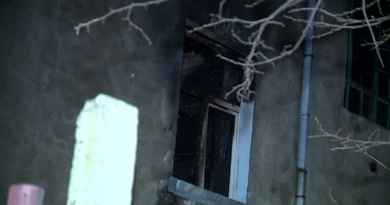 Śledczy wyjaśniają okoliczności pożaru kamienicy w Łodzi, w którym zginął 40-letni mężczyzna. Ogień wybuchł w sobotę wieczorem, z budynku ewakuowano 25 osób. Mieszkańcy czekają na powrót do domów.
