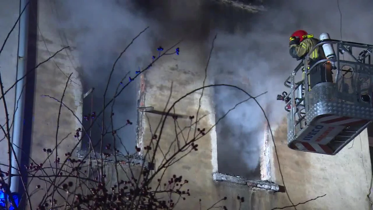 Pięć osób trafiło do szpitala po pożarze, do jakiego doszło w jednym z mieszkań w budynku wielorodzinnym w Częstochowie. Ogień wybuchł w nocy. Konieczna była ewakuacja części mieszkańców budynku. "Część osób była ewakuowana przy użyciu drabiny mechanicznej, pozostałe jedenaście osób po klatce schodowej" – poinformował kpt. Piotr Knysak ze straży pożarnej w Częstochowie. Decyzją inspektora nadzoru budowlanego część osób nie może wrócić do swoich mieszkań. 