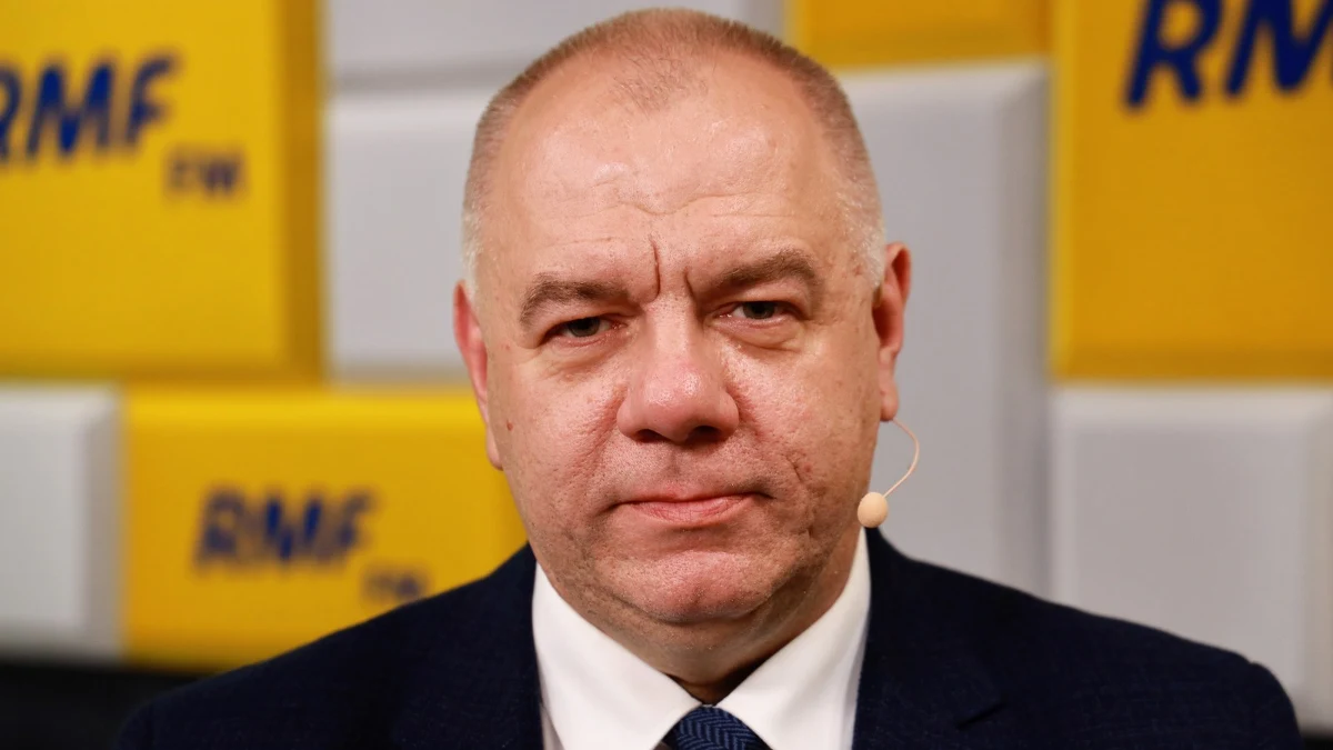 „Zrobimy wszystko, by indywidualne gospodarstwa domowe nie odczuły podwyżki cen prądu” – mówił w Porannej rozmowie w RMF FM wicepremier i minister aktywów państwowych Jacek Sasin. „Są różne metody, żeby podwyżki nie było. Tak jak zrobiliśmy w tym roku, że było to ustawowe zamrożenie cen, czyli budżet rekompensował to wprost firmom. Są też inne metody, jak rekompensaty wprost odbiorcom” – dodał. „Mamy przygotowane pewne rozwiązania prawne, o których będę mówił w sytuacji jeśli będziemy mieli jasność co do tego, jaki będzie werdykt URE” – zaznaczył gość Roberta Mazurka.