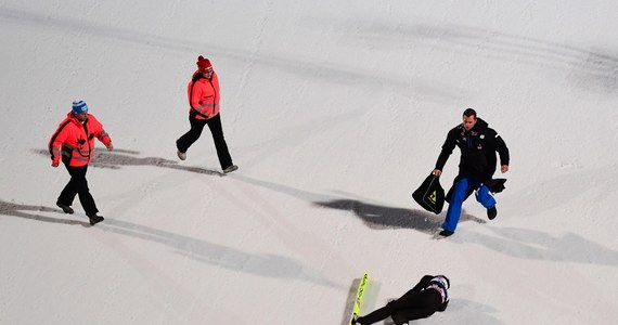 W Klingenthal trwa konkurs indywidualny w Pucharze Świata w skokach narciarskich. Podczas pierwszej serii przy lądowaniu niebezpiecznie upadł młody reprezentant Norwegii Thomas Aasem Markeng.