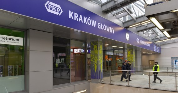 Duże opóźnienia pociągów jadących przez stację Kraków Główny. Wszystko przez wydłużone prace manewrowe. Mimo ich zakończenia, utrudnienia w kursowaniu składów mogą trwać jeszcze kilka godzin.