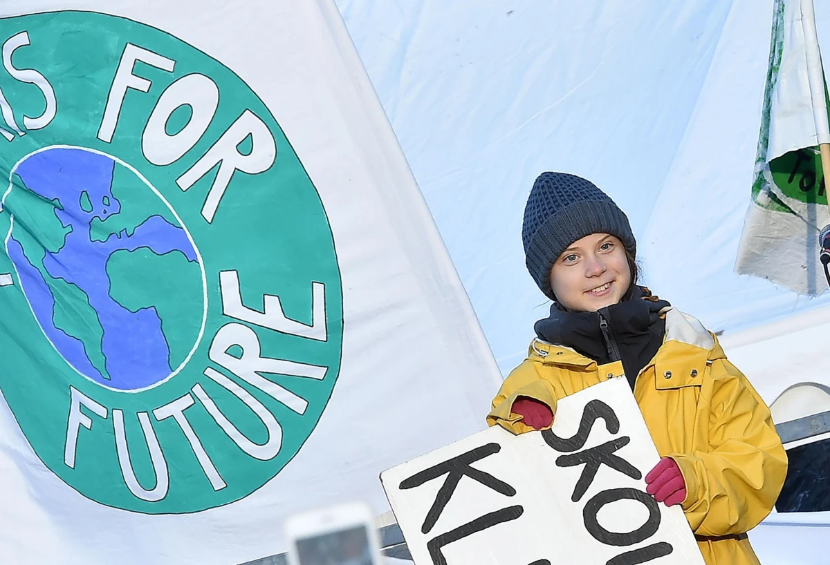 
Szwedzka aktywistka klimatyczna Greta Thunberg wywołała burzę na Twitterze. Zamieściła na portalu społecznościowym zdjęcie, na którym widać, jak podróżuje niemieckimi liniami kolejowymi, nie zajmuje jednak miejsca w przedziale, a siedzi na podłodze. Przewoźnik Deutsche Bahn zaznaczył w odpowiedzi, że nastolatka jechała też pierwszą klasą.