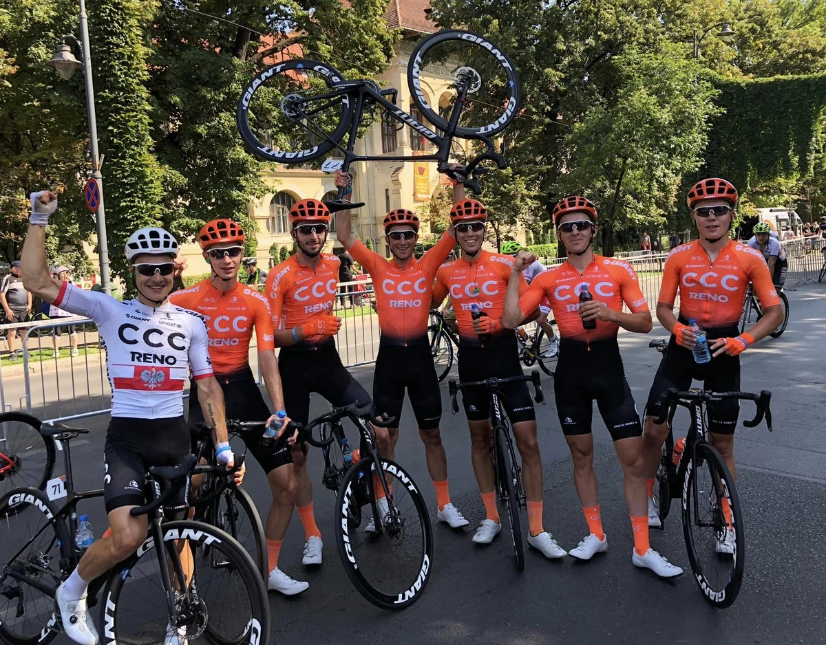 Robert Krajewski, prezes i dyrektor sportowy kontynentalnej grupy kolarskiej CCC Development Team w rozmowie z Patrykiem Serwańskim opowiedział, jaką rolę odgrywa zespół w ścieżce kariery, którą młodym kolarzem przygotowała grupa CCC. Jak wyszukuje się kolarskie talenty i jak się je szlifuje? Młodzi kolarze z CCC Development mają później przechodzić do grupy CCC Team, która rywalizuje w cyklu największych światowych wyścigów kolarskich. W tym roku taką drogę sportowego awansu przeszło trzech kolarzy, którzy przygotowują się teraz do nowych wyzwań.