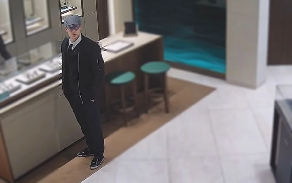 Policjanci z Gdańska szukają mężczyzny, który ukradł ze sklepu w galerii handlowej cenny zegarek. Do kradzieży doszło sześć dni temu. Zegarek, jak podaje policja, wart był 144 tysiące złotych.