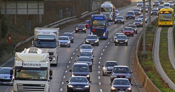 Protest w Brukseli przeciwko pakietowi mobilności planują polskie firmy transportowe. To jeden z efektów spotkania przewoźników z Polski, Litwy, Rumunii i Bułgarii w Warszawie. Chodzi o unijne, wstępnie przyjęte przepisy regulujące transport międzynarodowy. Według przewoźników, pakiet mobilności może doprowadzić do upadku tysięcy przedsiębiorstw z Europy Wschodniej. "To śmiertelna pułapka dla polskiego transportu" - tak polscy przewoźnicy oceniają ostateczną wersję pakietu mobilności. 