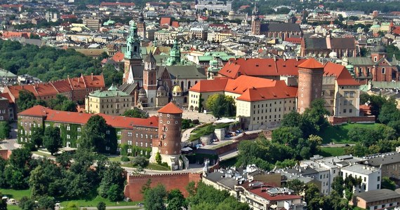 Od dziś obowiązują w Krakowie nowe, wyższe stawki za parkowanie. Kierowcy muszą zapłacić 6, 5 lub 4 zł za godzinę, w zależności od strefy, w której zostawiają samochód. Opłaty będą pobierane od poniedziałku do soboty, od godziny 10:00 do 20:00.