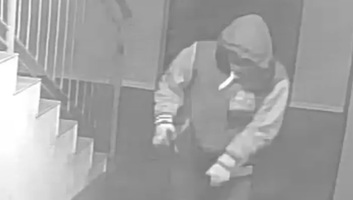 ​Policja w Kołobrzegu opublikowała wizerunek osoby mogącej mieć związek z morderstwem 16-latka. Zwłoki nastolatka znaleziono dzisiaj rano. Prokuratura Okręgowa w Koszalinie potwierdziła poranne doniesienia reportera RMF FM: na ciele nastolatka znalezionego w Kołobrzegu były rany kłute. Jak informują śledczy, sprawa prowadzona jest w kierunku zabójstwa. 