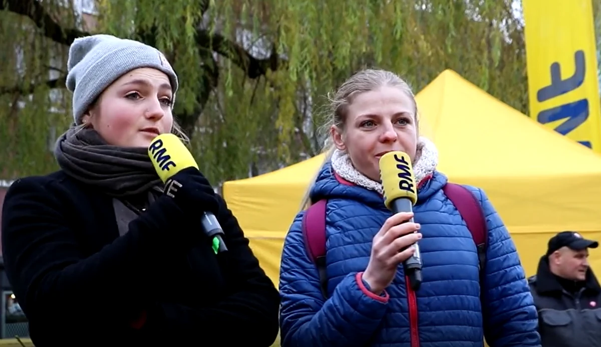 Tradycyjnym elementem naszej choinkowej akcji jest Kolędowe Karaoke! W każdym z 12 miast specjalne jury wybiera jedno świąteczne wykonanie. W Szczecinie porwało nas skoczne wykonanie „Przybieżeli do Betlejem” – zobaczcie koniecznie to nagranie!