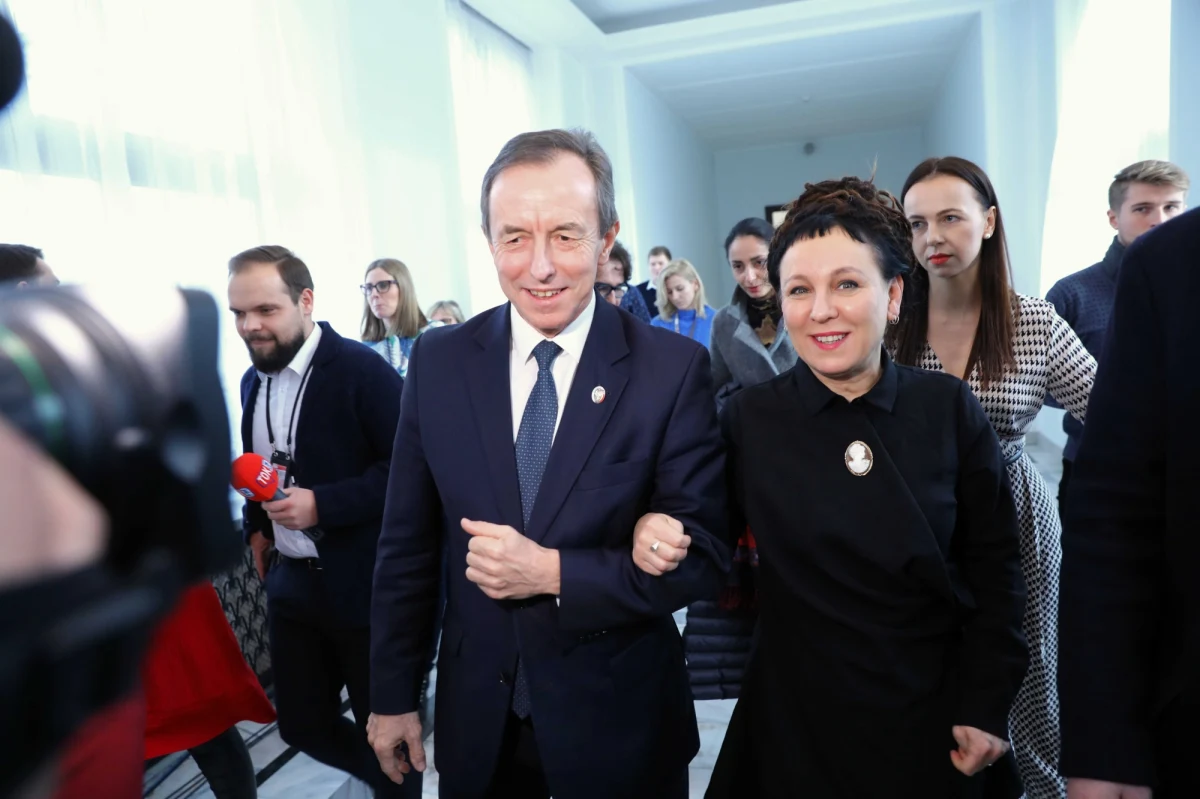 Olga Tokarczuk spotkała się z marszałkiem Senatu, Tomaszem Grodzkim. Jak zapewniała noblistka: Mieliśmy bardzo interesujące, świetne i ciepłe spotkanie. Grodzki zapewniał że rozmowy nie dotyczyły polityki