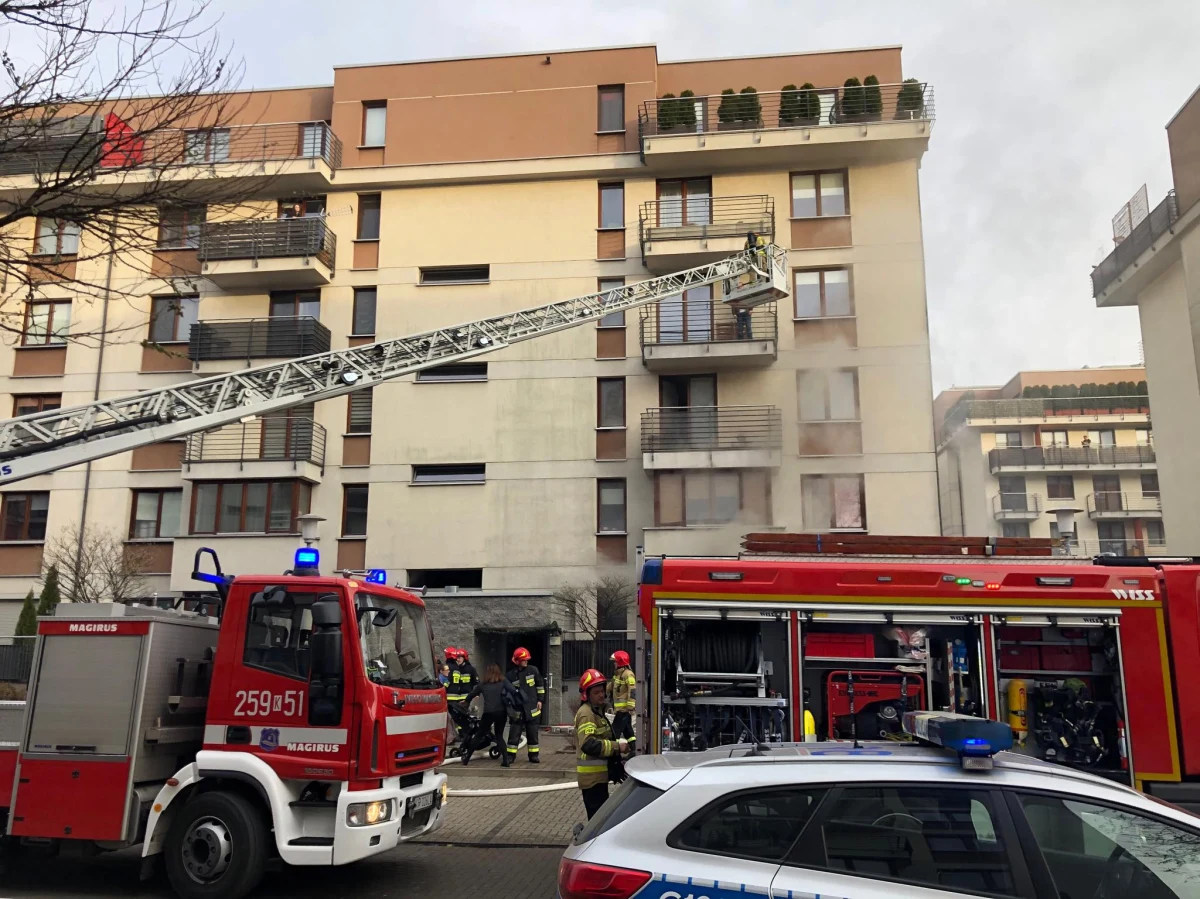 Pożar wybuchł w przedszkolu na parterze bloku  w Krakowie Nowej Hucie. Jak informują służby – ewakuowano 60 osób. Są to przedszkolaki, pracownicy placówki, ale również mieszkańcy bloku.
