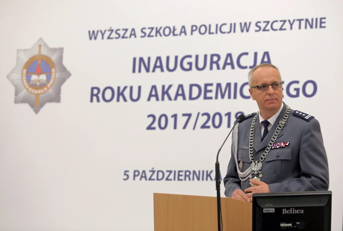 Rektor Wyższej Szkoły Policji w Szczytnie skierował do prokuratury zawiadomienie o możliwości popełnienia przestępstwa przez wykładowcę, którego zwolnił z uczelni. Chodzi o pracownika dydaktycznego, który wcześniej donosił na komendanta do organów ścigania. Po sygnałach o nieprawidłowościach kontrolę w policyjnej szkole wszczęło Ministerstwo Spraw Wewnętrznych i Administracji. Kolejną kontrolę związaną z okolicznościami zwolnienia wykładowcy prowadzi też Komenda Główna Policji.