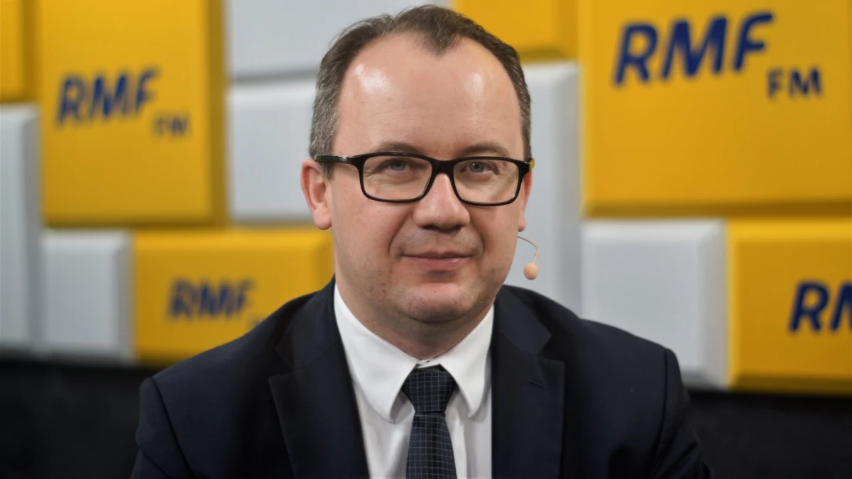 "Z pewnością grozi nam postępujący chaos prawny wynikający z tego, że mamy wątpliwości dotyczące legalności niektórych sędziów oraz funkcjonowania niektórych izb Sądu Najwyższego" - komentował w Popołudniowe rozmowie w RMF FM RPO Adam Bodnar słowa Jarosława Kaczyńskiego, jakoby polskie sądy mają być „wysadzone w powietrze”. W odpowiedzi na słowa prezesa PiS o postępującej anarchii wśród sędziów dodaje: "Obowiązujące prawo, to jest konstytucja i to jest także prawo europejskie, a tutaj TSUE ocenia reformę w ten sposób. Wyrok SN  musi wykonać, a inne sądy idą jego tropem. To nie jest wysadzanie kogokolwiek w powietrze, tylko jest to podążanie trybem obowiązującego prawa".