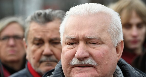 "Muszę powiedzieć, że moim zdaniem, w Polsce dzieje się źle" – stwierdził w Gdańsku były prezydent Lech Wałęsa, który W 49. rocznicę Grudnia’70 złożył kwiaty pod Pomnikiem Poległych Stoczniowców. "Jedna strona łamie prawa i zasady, a drugiej proponuje, byśmy utrzymywali się w prawie. Ja uważam tak: jeśli jedna strona łamie, to daje prawo, aby i druga strona łamała w podobny sposób. To jest Stary Testament, "ząb za ząb", ale ja jestem właśnie taki" – oświadczył. Zaapelował do zgromadzonych, aby wspólnie wymyślić sposób na to, "jak zawrócić Polskę na normalny rozwój".