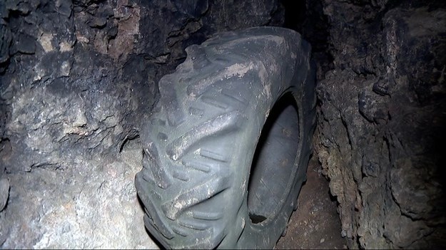 Toksyczne znalezisko w jednej z największych sudeckich jaskiń w woj. dolnośląskim. Ktoś wyrzucał do podziemnych korytarzy śmieci. Wśród nich był m.in. zakazany prawem eternit, który zawiera rakotwórczy azbest. Leśnicy odradzają wchodzenie do Jaskini z Filarami.