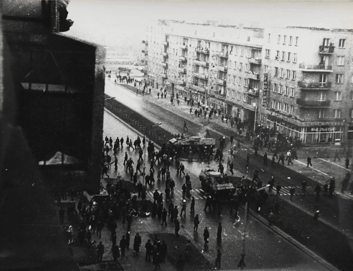 Pod pomnikiem Ofiar Grudnia 1970 w Gdyni, niedaleko stacji Szybkiej Kolei Miejskiej Gdynia-Stocznia, trwają uroczystości upamiętniające 49. rocznicę Czarnego Czwartku. ​17 grudnia 1970 r. w Gdyni wojsko otworzyło ogień do robotników idących do pracy. Było to najtragiczniejsze wydarzenie w czasie pacyfikacji robotniczych protestów dokonane przez ówczesne władze komunistyczne.
