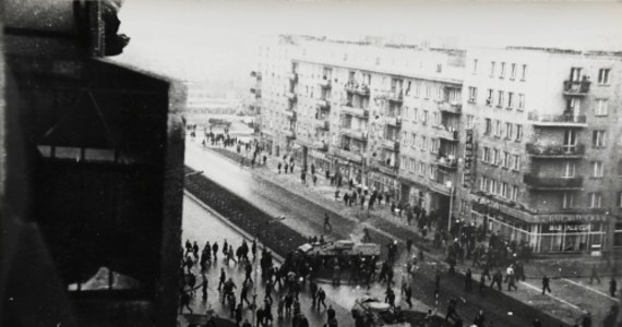 Pod pomnikiem Ofiar Grudnia 1970 w Gdyni, niedaleko stacji Szybkiej Kolei Miejskiej Gdynia-Stocznia, trwają uroczystości upamiętniające 49. rocznicę Czarnego Czwartku. ​17 grudnia 1970 r. w Gdyni wojsko otworzyło ogień do robotników idących do pracy. Było to najtragiczniejsze wydarzenie w czasie pacyfikacji robotniczych protestów dokonane przez ówczesne władze komunistyczne.