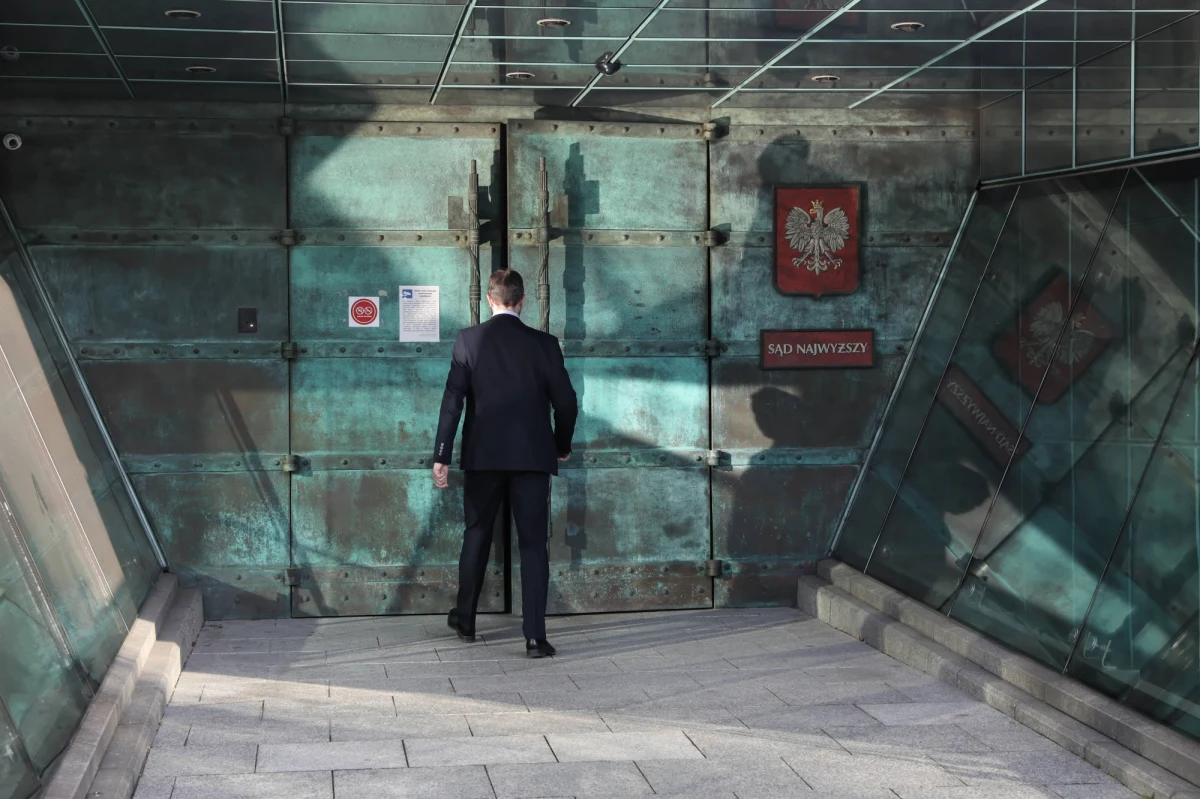 "Jako prawnicy i dziekani wydziałów kształcących przyszłych prawników wyrażamy głębokie zaniepokojenie niekonstytucyjnymi rozwiązaniami proponowanymi w projekcie ustawy z 12 grudnia 2019 r. o zmianie ustawy – Prawo o ustroju sądów powszechnych, ustawy o Sądzie Najwyższym" - czytamy we wspólnym oświadczeniu dziekanów wydziałów prawa polskich uczelni, wydanym ws. projektu autorstwa PiS, który ma dyscyplinować sędziów. 