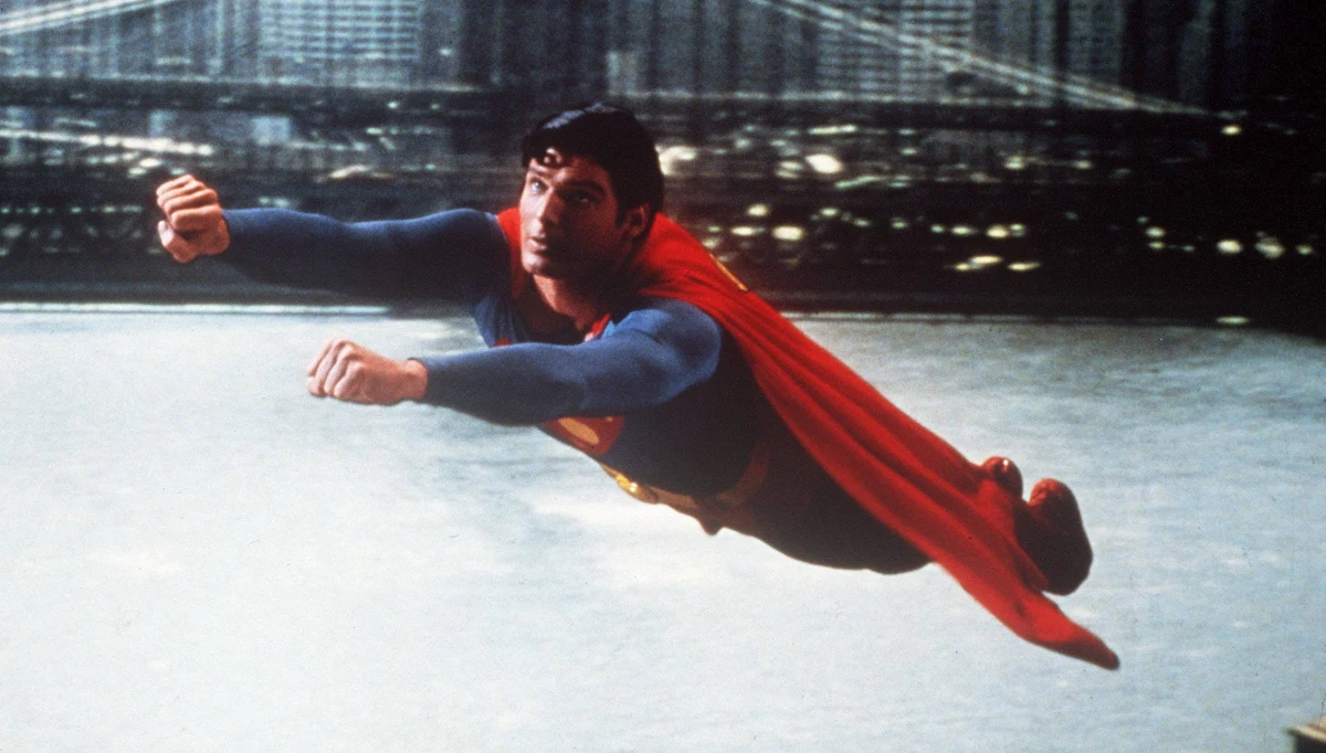 Za blisko 200 tys. dolarów sprzedano w poniedziałek na aukcji w Beverly Hills pelerynę z pierwszego filmu o Supermanie z 1978 roku. Nabywców znalazły też stroje z planu serialu "Star Trek: Stacja kosmiczna" z lat 90. oraz "Pogromców duchów II" z 1989 roku.