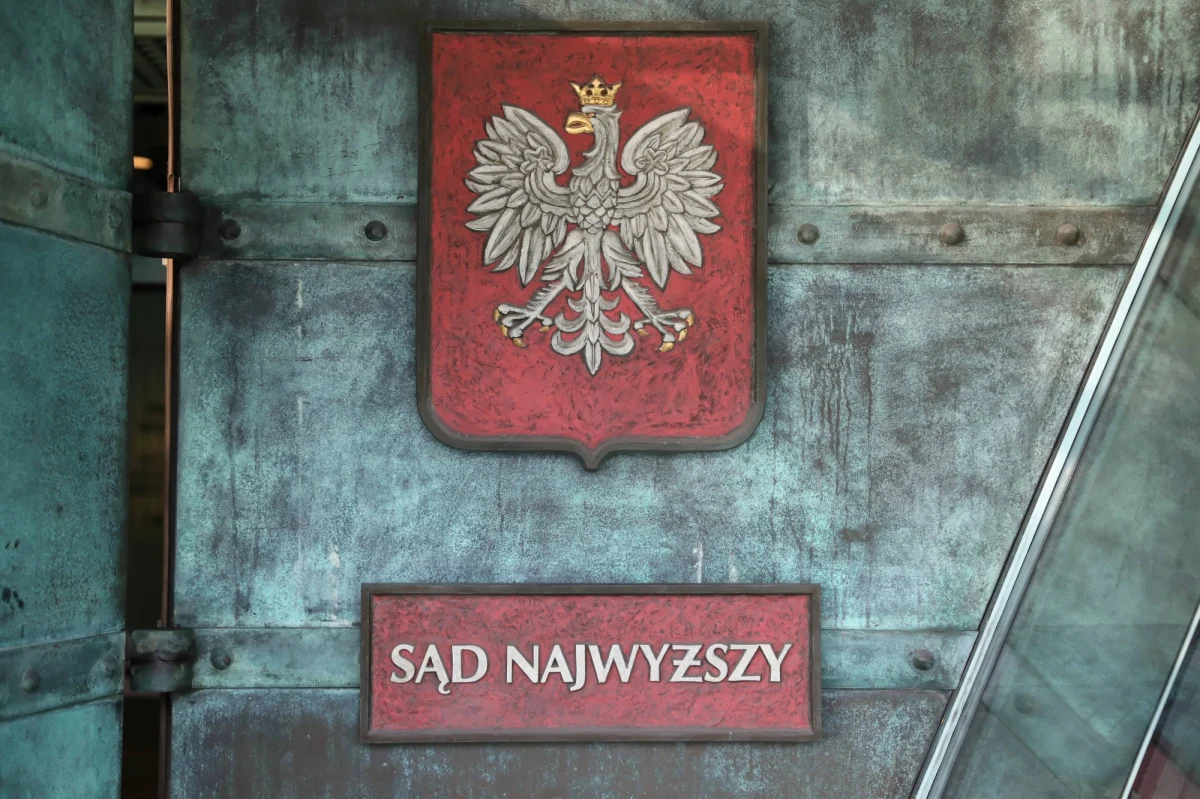 "Eufemistyczne wyrażenia, takie jak 'uporządkowanie zagadnień ustrojowych' czy 'usprawnienie procedury nominacyjnej' ukrywają rzeczywiste cele wprowadzonych zmian (...). W istocie chodzi głównie o wymuszenie na sędziach niestosowania prawa Unii Europejskiej" - czytamy w opinii Sądu Najwyższego nt. proponowanych przez PiS zmian w prawie, które mają dyscyplinować sędziów. Zdaniem SN, projekt - w dłuższej perspektywie - może doprowadzić do konieczności opuszczenia przez Polskę Unii Europejskiej.
