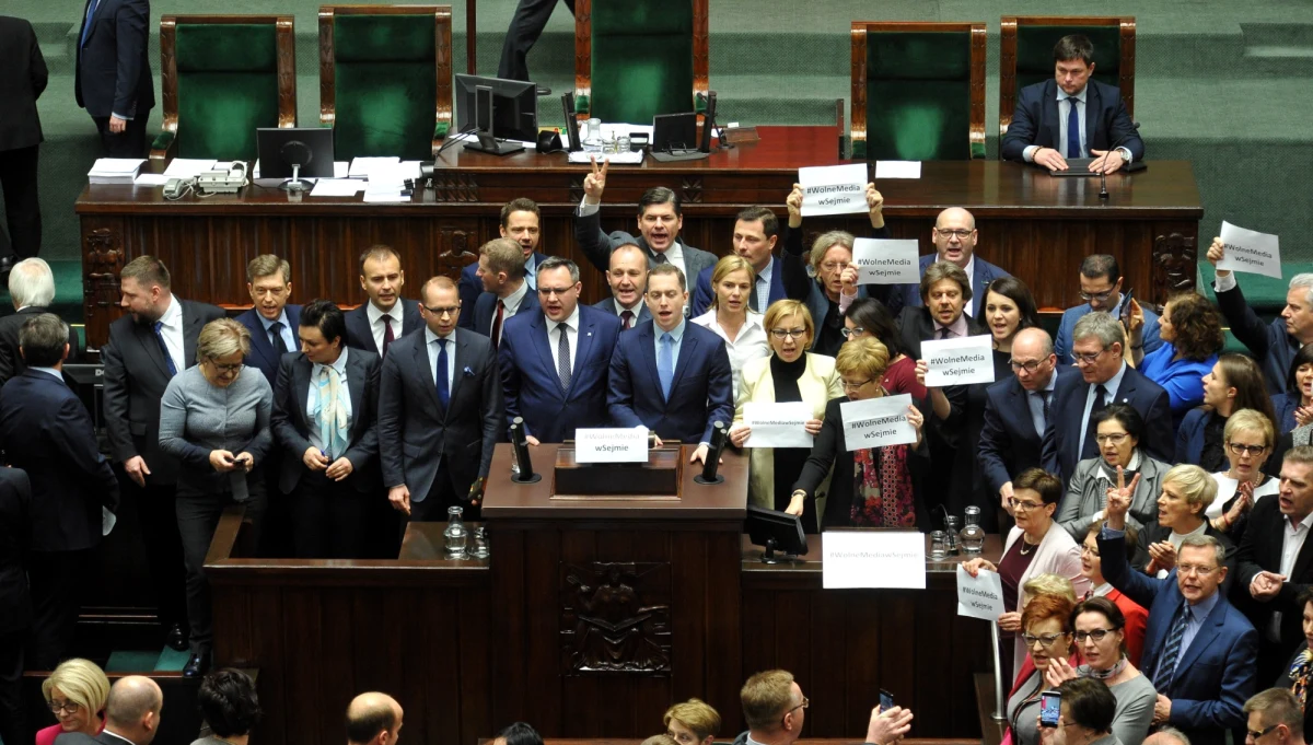 ​Prokuratura nie znalazła dowodów na pucz, który miał obalić rządy PiS - informuje portal Onet.pl. W 2016 roku Jarosław Kaczyński twierdził, że protesty przed Sejmem to element siłowej próby obalenia rządu.