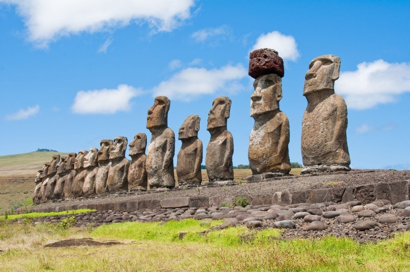 Na Wyspie Wielkanocnej odkryto nieznany wcześniej posąg moai - przez długie lata spoczywał zakopany na dnie wyschniętego jeziora i czekał na odnalezienie. Co jednak ciekawe, jak zauważają naukowcy, nieco różni się on od innych "okazów".