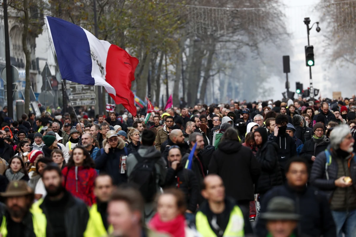 We Francji 13. dzień trwa strajk generalny przeciwko reformie emerytalnej. W Paryżu najbardziej sparaliżowany był transport publiczny, do pracy nie poszli także nauczyciele, lekarze, prawnicy i obsługa wieży Eiffela.