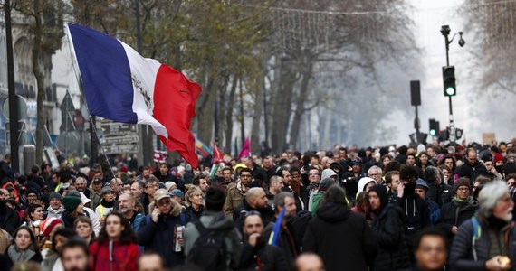 We Francji 13. dzień trwa strajk generalny przeciwko reformie emerytalnej. W Paryżu najbardziej sparaliżowany był transport publiczny, do pracy nie poszli także nauczyciele, lekarze, prawnicy i obsługa wieży Eiffela.