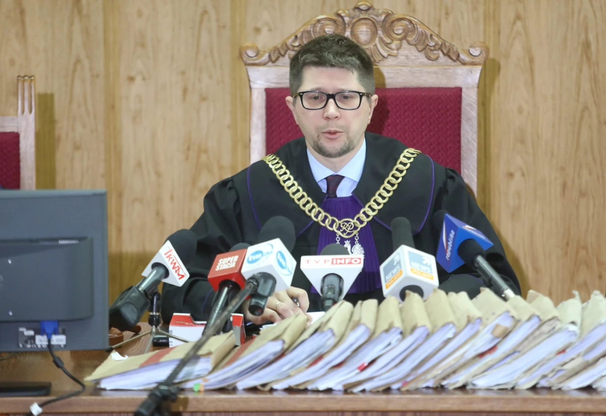 Izba Dyscyplinarna Sądu Najwyższego umorzyła sprawę dotyczącą uchylenia immunitetu byłemu warszawskiemu sędziemu Wojciechowi Łączewskiemu. Uznała, że ponieważ Łączewski nie jest już sędzią, to immunitet go nie obejmuje. Prokuratura może więc postawić byłemu sędziemu ewentualne zarzuty.