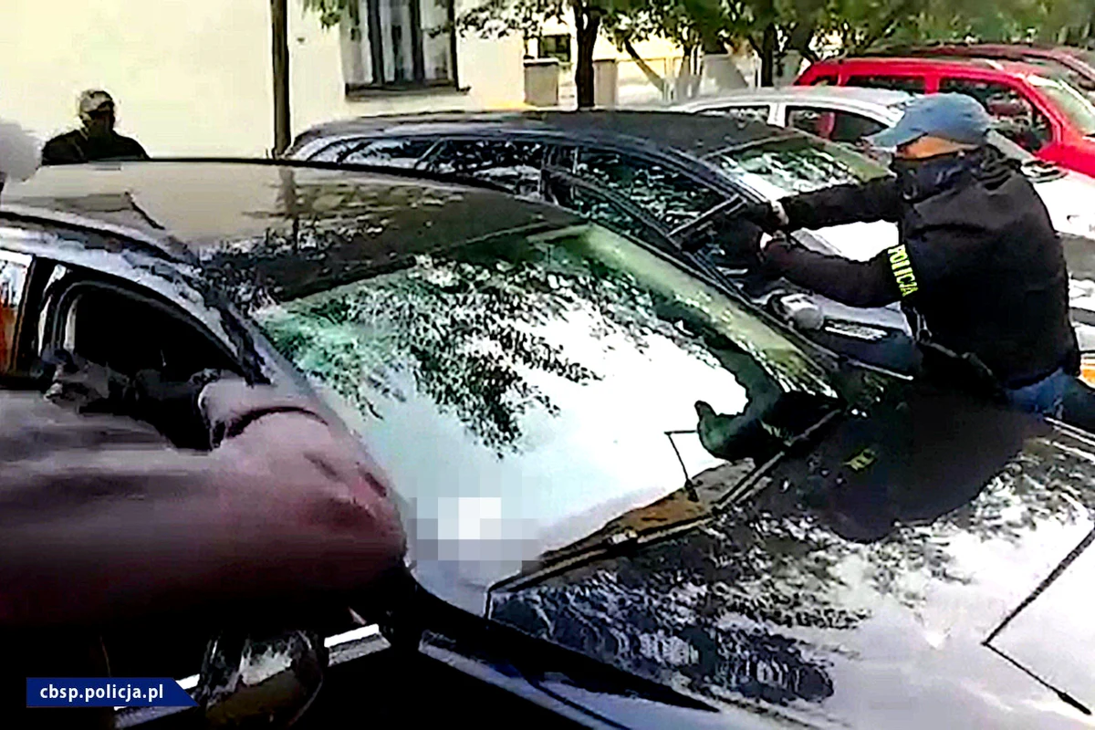 Co najmniej 20 napadów rabunkowych z bronią oraz 50 kradzieży z włamaniem ma na koncie zbrojna grupa przestępcza rozbita przez CBŚP i policję z Krakowa i Nowego Targu. W całym kraju zatrzymano 14 osób.