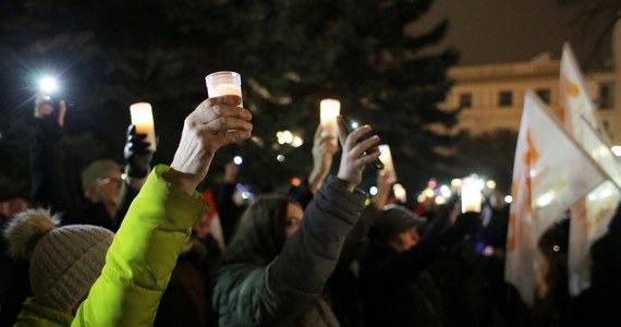 Dziś sędziowie - jutro Wy. Pod takim hasłem w całej Polsce przed sądami mają dziś odbyć się protesty przeciwko "pacyfikacji sędziów". Tak o ustawie PiS o ustroju sądów powszechnych mówią sędziowie. Ustawa ma zakazać jakiejkolwiek aktywności sędziom poza salą sądową, a karą za np. kwestionowanie nominacji sędziowskich przez nową KRS ma być nawet wydalenie z zawodu. 