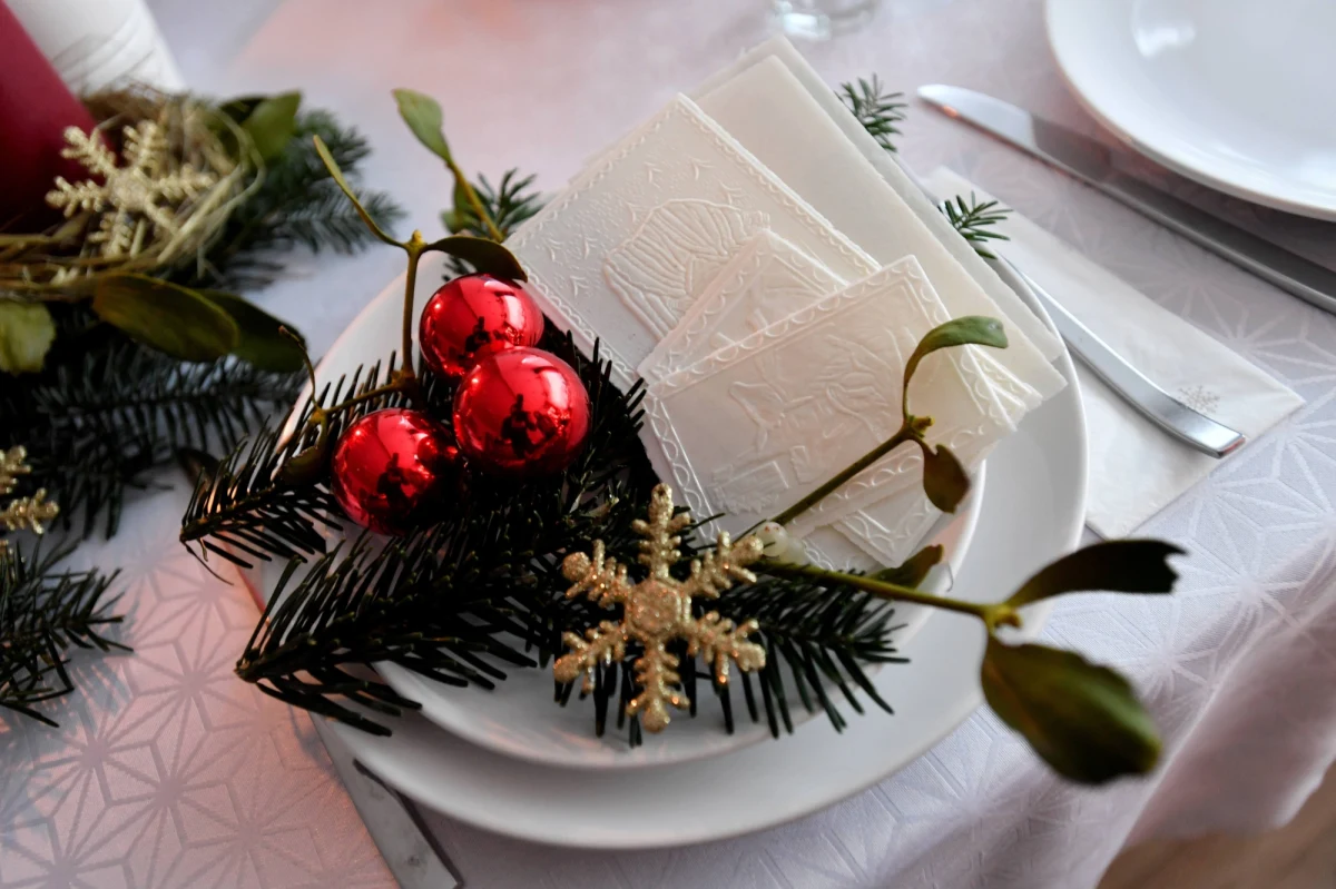 Boże Narodzenie to czas spotkań rodzinnych. 87 proc. z nas spędzi święta z najbliższymi. Niektórzy będą świętować w szerszym gronie - z bliższą i dalszą rodziną (16 proc.),  dodatkowo z przyjaciółmi i znajomymi (6 proc.). Tylko pojedyncze osoby będą tego dnia same (0,5 proc.) - wynika z sondażu przeprowadzonego dla RMF FM przez Instytut Opinii IBOR. 