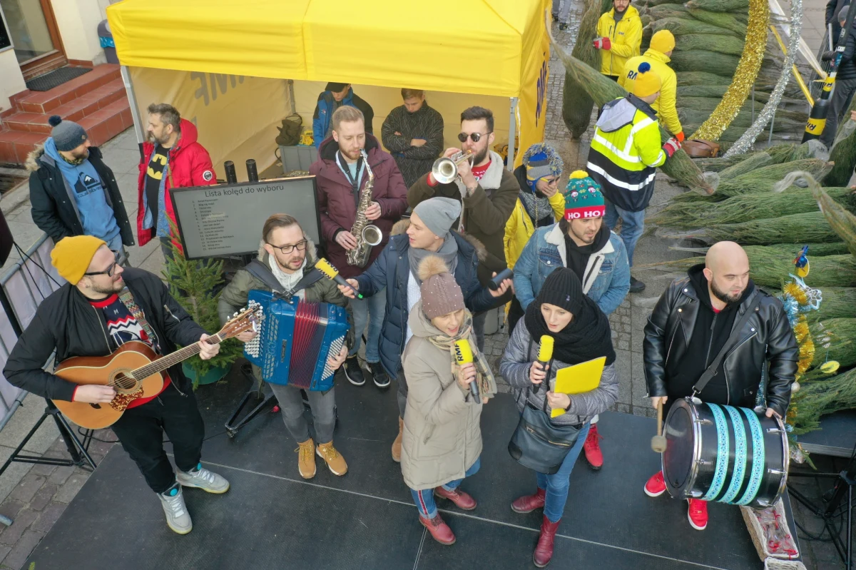 Nasz choinkowy konwój rozdał dzisiaj tysiąc choinek mieszkańcom Olsztyna. Z muzykami z zespołu Enej rozdaliśmy pachnące drzewka na ulicy Prostej. 