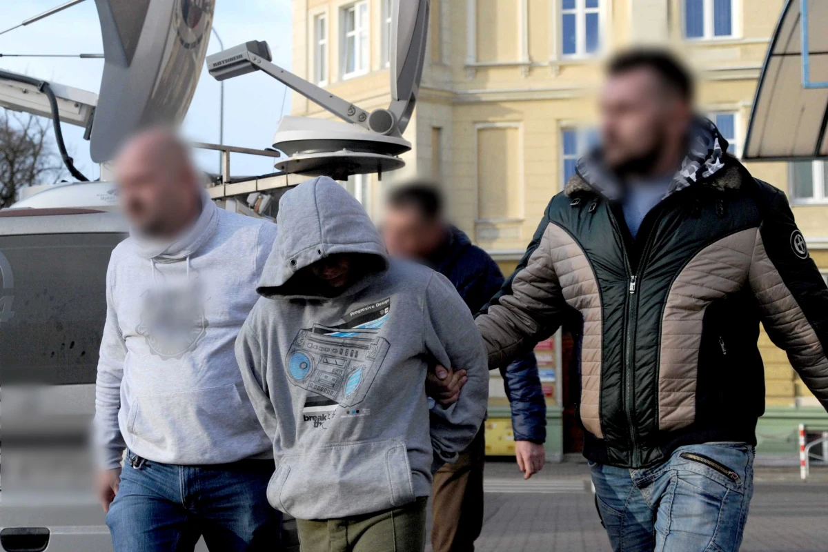 Zarzut zabójstwa usłyszał w Prokuraturze Rejonowej w Kołobrzegu 17-letni Adrian, podejrzany o zamordowanie swojego kolegi. W poniedziałek 17-latek miał zabić na klatce schodowej o rok młodszego Sebastiana. Teraz grozi mu nawet 25 lat więzienia.  